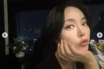 洪真英，夜空下展现美丽容颜… 