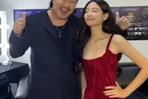 BLACKPINK的珍妮在获得金唱片大奖后与赵杰兹亲密合影