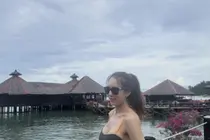 艾娃·波皮尔，科塔基纳巴卢海滩上的比基尼身姿……通过身体轮廓塑造的结实身材