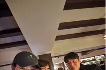 李小拉，金元勋的肩膀上依偎着，笑容满面……“见面就很舒服的关系”