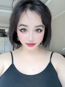 2NE1 Park Bom Shares Update with Glamorous Smoky Makeup... 
