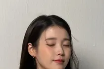 IU，纯白裙装的优雅身姿……录音室被拍到，期待着‘歌手回归’
