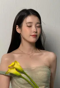 IU, Penampilan Anggun dalam Gaun Putih... Harapan 'Kembalinya Penyanyi' Tertangkap di Studio Rekaman