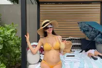 ‘李必立♥’朴贤善，怀第三胎时穿比基尼……惊人的D线
