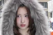 TWICE的Momo，雪原上的惊艳单件泳衣……展现出令人惊叹的身材