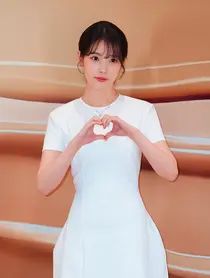 IU，纯白的超迷你…… '1:1:1 黄金比例' 玩偶实物