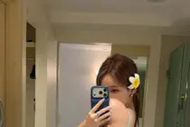 “心心女儿吗？”KISS OF LIFE的贝尔穿比基尼展现惊人的臀部线条