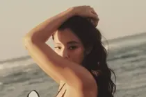 블랙핑크 제니, 직접 디자인한 과감 호피 비키니 완벽 소화