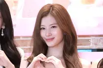 “Al lucirse en el fitting fue distinto, pero…” Sana de TWICE aclara la polémica por su vestuario