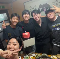 임영웅, 그레이·대니 구와 청계산 생일파티…새 예능 기대감