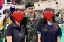 '군복 자태' 이재욱, 훈련소 수료…우월한 비율 가족사진 화제