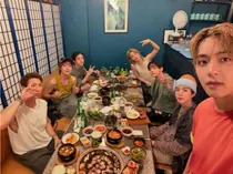 BTS V, sau buổi diễn ở Tottenham London thì bị bắt gặp đi ăn lẩu ba chỉ