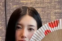수지, 매혹적 레드 드레스 자태…몰라보게 가녀린 쇄골 라인
