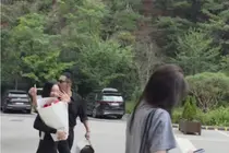 변요한, 아내 티파니 영 손 꼭 잡고 에스코트… 소녀시대 최수영 연극 현장 출격