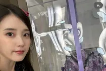 변우석, 아이유에 보라색 왕관 케이크 선물… 드라마 밖에서도 이어진 케미