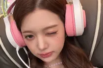 장원영, 핑크 헤드셋·윙크 근황… 월드투어 'SHOW WHAT I AM' 소식