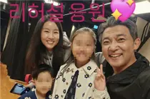안재욱 노인 분장 근황… 아내 최현주·자녀와 리허설 현장 단란한 인증샷