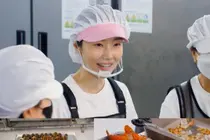'편스토랑' 이정현, 의사 남편과 병원 직원들 위한 100인분 뷔페 조공… 딸 서아의 귀여운 일손까지
