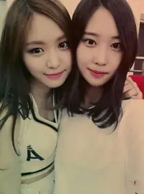 손나은 17일 모친상… 동생 손새은과 슬픔 나누며 묵묵히 빈소 지켜