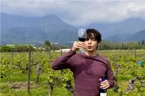 防弹少年团V被指裤子臀部有污渍，亲自幽默澄清：“都说了不是”