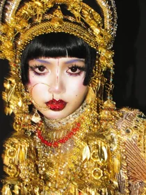 BLACKPINK's Lisa Reveals Bold 'Jibaro' Costume for Halloween... Perfectly Recreating 'Golden Decorations' from Head to Toe