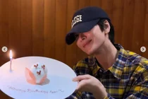 송혜교, '절친' 목정욱 결혼 축하 현장 공개... 모자 써도 돋보이는 소탈한 미모