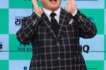 Yoon Jung-soo's Wedding Sees Park Soo-hong's Absence, Sparking 'Conflict Rumors' Again... Yoon Jung-soo Clarifies, 