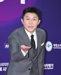 赵世浩，因‘黑帮牵连说’争议承担责任... 自愿退出‘有趣的问答’和‘1泊2日’等节目