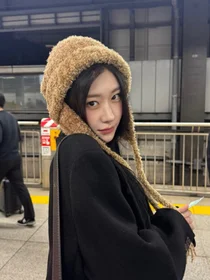ITZY的彩玲在日本地铁站展示独特时尚... 毛帽造型散发‘可爱魅力’