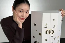 Kim Yuna Maximizes Elegance with 'All Back' Hairstyle... Delivers 'Happy Holiday' Greetings with Unmatched Visuals