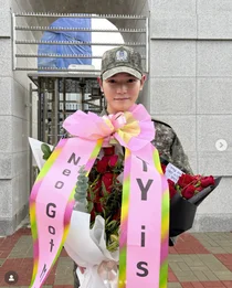 NCT Taeyong Discharged from Navy Before Service Completion... Returns to Fans with a Deep Bow to His Mother