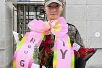 NCT Taeyong Discharged from Navy Before Service Completion... Returns to Fans with a Deep Bow to His Mother
