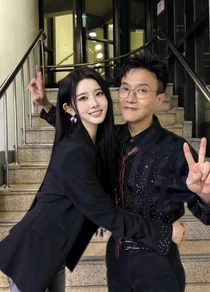 STAYC的朴诗恩与父亲朴南正温馨拥抱...《不朽的名曲》舞台背后的温暖父女化学反应