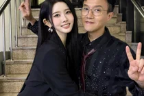 STAYC's Park Si-eun Shares Heartwarming Hug with Father Park Nam-jung... Touching Father-Daughter Chemistry Behind the Stage of Immortal Songs