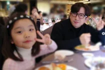 신화 이민우, 예비 딸과 함께한 행복한 성탄절...미소 가득한 일상 공개
