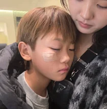 Lee Dong-guk♥Lee Soo-jin's son, Sian, receives 6 stitches for facial injury... Heart-stopping experience for the couple raising five children