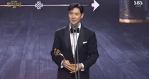 Lee Je-hoon Receives the Honor of the 2025 SBS Acting Awards with 'Taxi Driver 3'... 