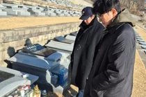 Yoon Hee-seok, Standing in Front of the Late Lee Seon-kyun's Grave, Expresses Longing... 