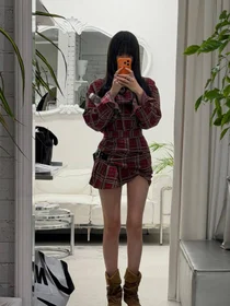 文佳英，穿着格子连衣裙展现极致美腿……时尚镜子自拍引发热议