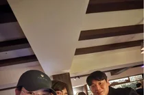 李小拉，金元勋的肩膀上依偎着，笑容满面……“见面就很舒服的关系”