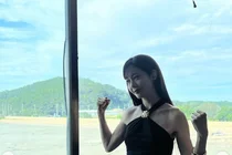 成宥利，果敢的黑色连衣裙姿态… 