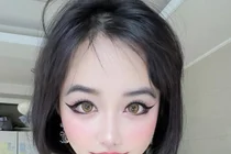 2NE1朴宝英，华丽的烟熏妆传达近况… 