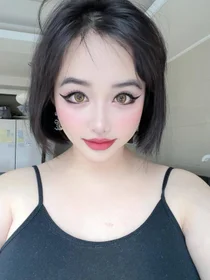 2NE1朴宝英，华丽的烟熏妆传达近况… 