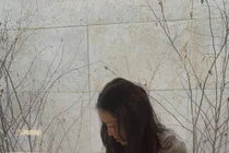 孙娜恩，露出小蛮腰的短款上衣… 