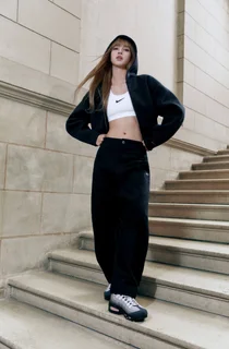 “攒零花钱买的 Dunk High”…… Lisa 与耐克的全球合作伙伴关系