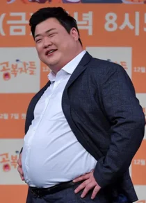 “无视粉丝问候，向PD鞠躬90度”……金俊贤引发双重态度争议