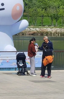 Song Seon-mi, bị bắt gặp cùng Hong Sang-soo ở Berlin... Cập nhật tình hình sau khi Kim Min-hee sinh con trai