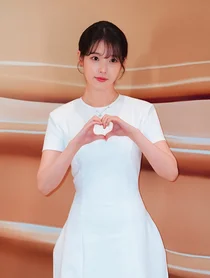 IU, Mini Dress Putih Bersih... 'Rasio Emas 1:1:1' Boneka Nyata