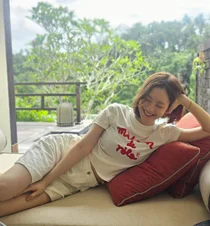 这就是素颜吗……文彩媛在海滩上展现独特的清纯美