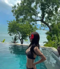 'Solo Hell 2' Shin Seul-ki Memamerkan Bentuk Tubuh yang Tersembunyi dengan Bikini Berani
